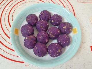 紫薯五仁酥,紫薯五仁馅分好搓圆。