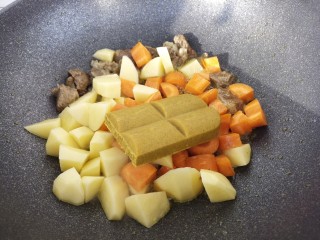 咖喱炖牛肉胡萝卜土豆,再加入咖喱块。