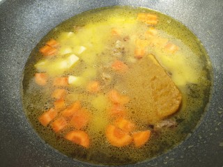 咖喱炖牛肉胡萝卜土豆,然后加适量的水。