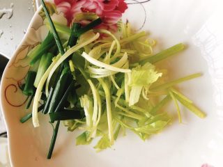 清炒蚬子,将1根葱和1根小芹菜洗净切段。