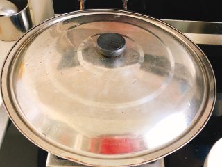 清炒蚬子,盖上锅盖焖1～2分钟。