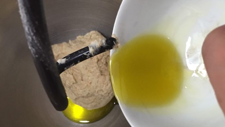 粗粮健康包,揉面20分钟后加入橄榄油。