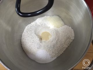 粗粮健康包,全麦粉和泡打粉放入厨师机内，盐和糖对角放，中间放发酵粉。