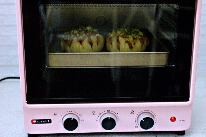 芝士青椒火腿烤馒头,启动烤箱，上下火190度烤12分钟即可。