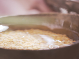 《清·豌豆黄》,连同带水倒入锅中，以两倍水适宜。