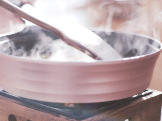 《清·豌豆黄》,再倒入炒锅中，加糖，用微火慢慢炒制水分收干。
