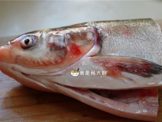 生焗鱼头,砍下鱼头(鱼身子可以做水煮鱼或者熬汤哦)。