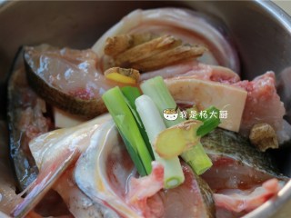 生焗鱼头,鱼块中放一勺蚝油，一勺生抽，一勺料酒，少量食盐，葱，姜。