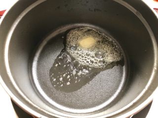 减脂黑椒牛排,铸铁锅内放入黄油加热至融化