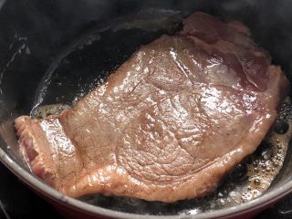 减脂黑椒牛排,另外放入黄油大火烧热之后加入牛排。