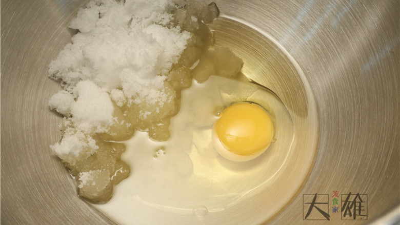 酥到不行的桃酥～～,将玉米油、打撒的鸡蛋、白糖混合搅拌均匀