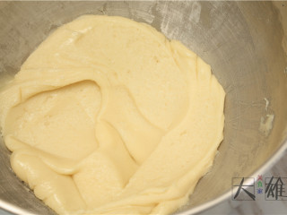 酥到不行的桃酥～～,将过筛后的面粉加入玉米油混合液中，用手抓成团，不要过力搅拌