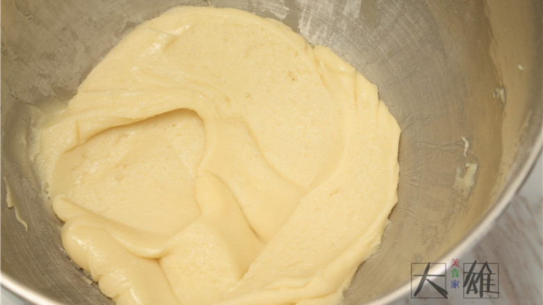 酥到不行的桃酥～～,将过筛后的面粉加入玉米油混合液中，用手抓成团，不要过力搅拌