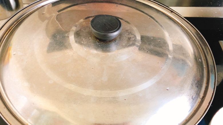 爆炒四季豆-适合上班族的快手菜,盖上锅盖焖5分钟，中间分别打开盖子2次加水。（每次水快烧没时加，加三分之一碗的水）