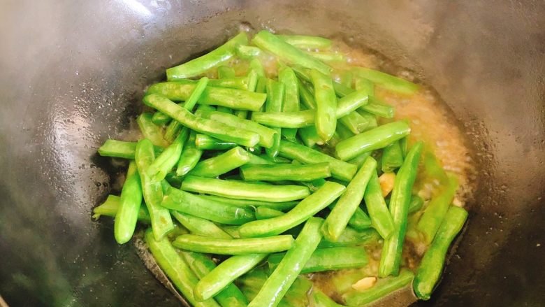 爆炒四季豆-适合上班族的快手菜,焖至豆子软嫩为止。