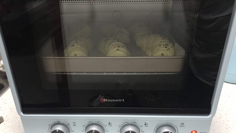 懒人版毛毛虫蓝莓面包,海氏烤箱170度预热10分钟后，将烤盘送入烤箱中层，上下火烤18-20分钟。(具体时间和温度要根据自家烤箱性能另定)