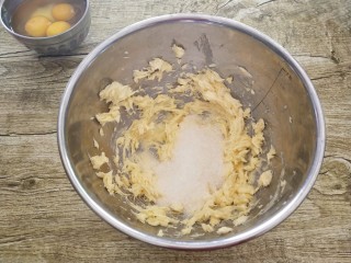 可可磅蛋糕,用打蛋器搅拌成霜状，分两次加入白糖搅打均匀