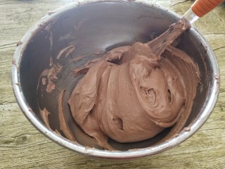 可可磅蛋糕,用刮刀以翻拌的方式将它拌均匀，至粉类完全消失，且面糊出现有光泽为止