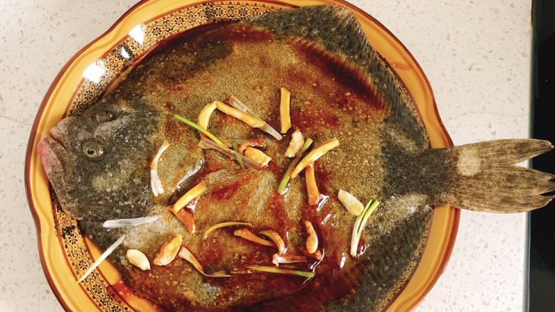 清蒸多宝鱼,用筷子将调料涂抹均匀。