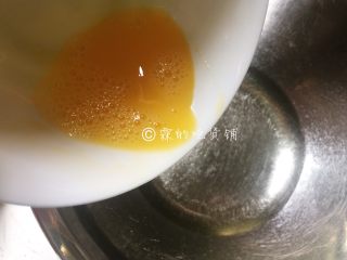 双色芝麻桃酥,打散的鸡蛋倒入油里，混合均匀