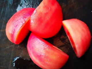 香菇番茄炖猪蹄,将皮撕去后切成4块