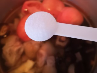 香菇番茄炖猪蹄,加入盐
