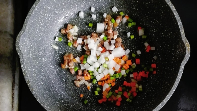宝宝辅食—和牛蔬菜烩饭,接着倒入白萝卜、胡萝卜和蒜苗翻炒均匀