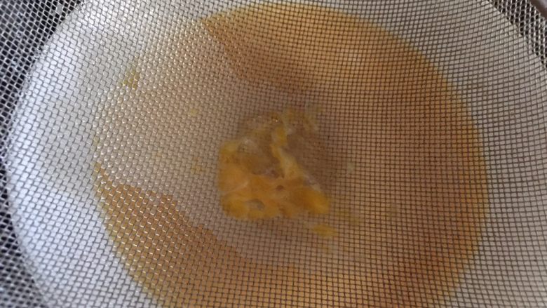培根蒸水蛋,过滤网过滤一遍鸡蛋液；