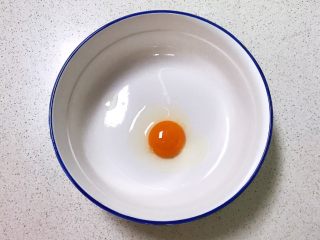 宝宝健康食谱  旺仔小馒头,把鸡蛋放入无水无油干净的大碗里