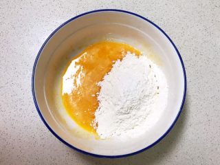 宝宝健康食谱  旺仔小馒头,把调匀的所有干粉倒入鸡蛋液中，用切拌方式和面