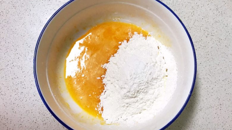 宝宝健康食谱  旺仔小馒头,把调匀的所有干粉倒入鸡蛋液中，用切拌方式和面