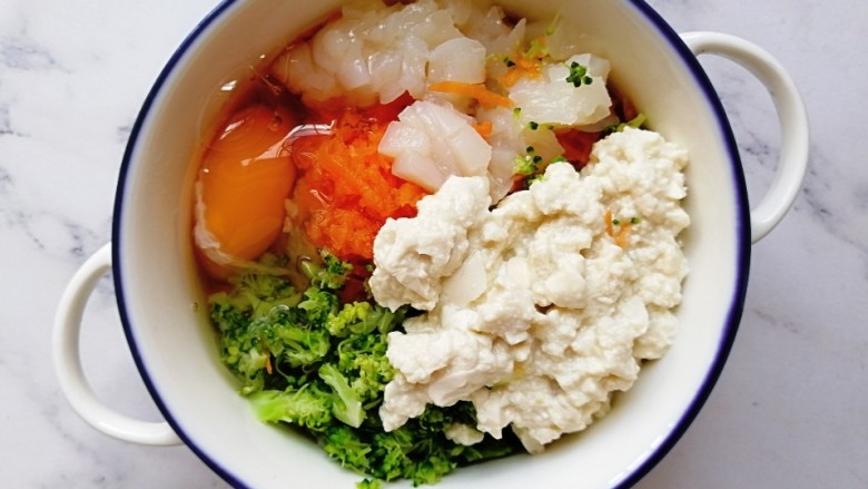 贝柱杂蔬鸡蛋米饼,米饭、胡萝卜、西兰花、贝柱、豆腐和<a style='color:red;display:inline-block;' href='/shicai/ 9'>鸡蛋</a>放入碗内，搅拌均匀