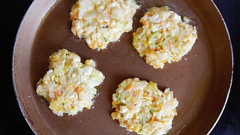 贝柱杂蔬鸡蛋米饼,不粘锅刷一层油，一勺勺舀入米饭糊