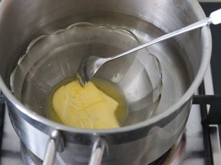 开胃消食的山楂果酱派,黄油隔热水成液态。