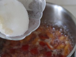 开胃消食的山楂果酱派,水沸腾后，继续小火加热水分变少后，加入剩余的冰糖和白砂糖。之后加入柠檬汁。