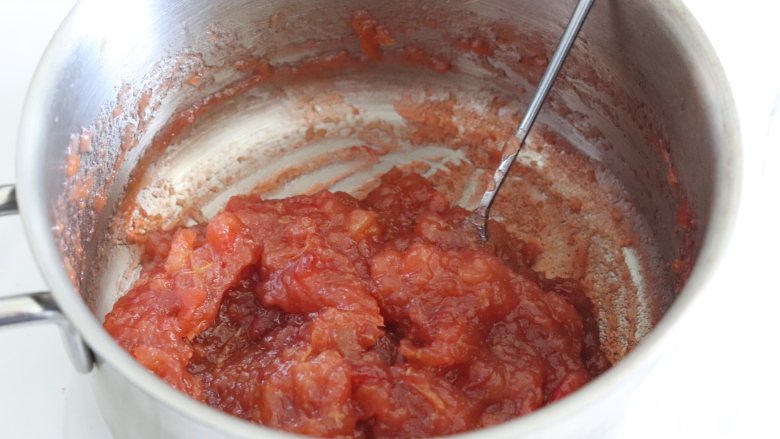 开胃消食的山楂果酱派,不停搅拌，直到水分变的很少了，山楂块基本都化了成浓稠状态了。