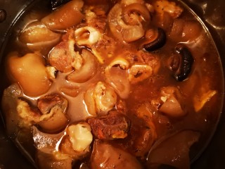 香菇番茄炖猪蹄,煮好打开锅盖，香气扑鼻