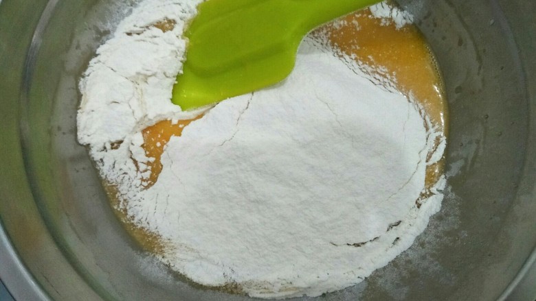 水果奶油蛋糕,筛入低粉