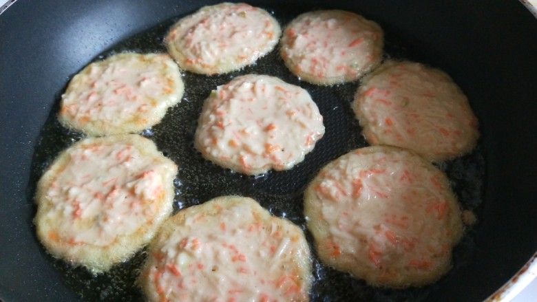 胡萝卜土豆饼,小火煎制能动了在翻面。