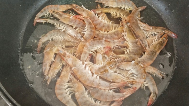 白灼虾,下沥水的大虾，大虾一定要水开以后再下，冷水下锅，时间过长肉质口感不好