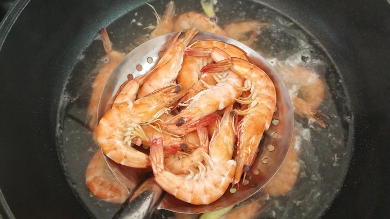 白灼虾,虾很快变色，煮到水再次开后就可以捞出来了，大概是两到三分钟