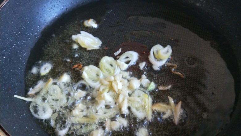 新文美食  鱼香肉丝茭白,锅中放入适量油烧热放入葱姜蒜炒香。