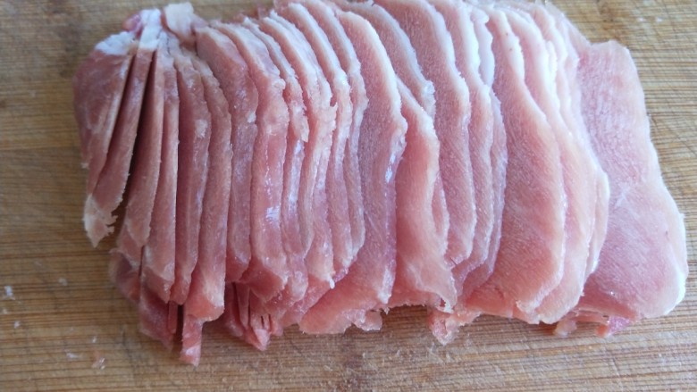 新文美食  鱼香肉丝茭白,猪肉切成薄片在切成丝。