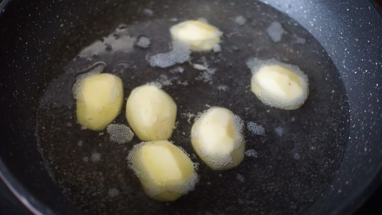 百变水果 柠檬酸菜鱼,锅里倒入适量清水，放入去皮的土豆大火煮开转小火煮5分钟