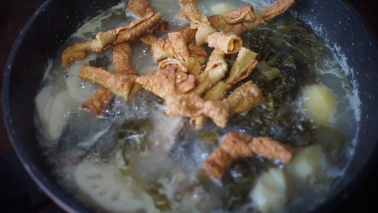 百变水果 柠檬酸菜鱼,将炸好的腐皮结放入锅里煮