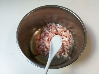 冬瓜胡萝卜肉圆汤,肉糜放入一小勺盐顺时针搅拌至有粘性