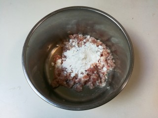 冬瓜胡萝卜肉圆汤,放入一勺玉米淀粉