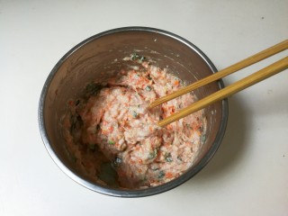 冬瓜胡萝卜肉圆汤,顺时针搅拌至有粘性，放入冰箱冷藏半小时