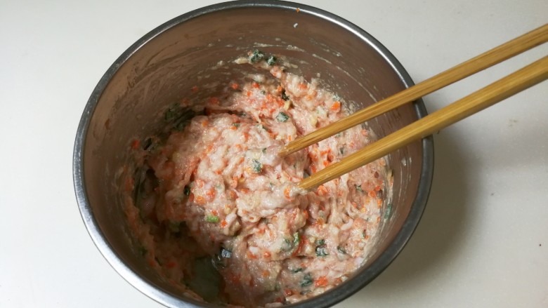冬瓜胡萝卜肉圆汤,顺时针搅拌至有粘性，放入冰箱冷藏半小时