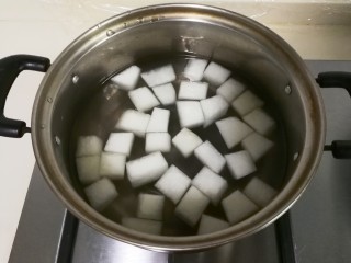 冬瓜胡萝卜肉圆汤,锅中放入冬瓜和冷水一起烧开
